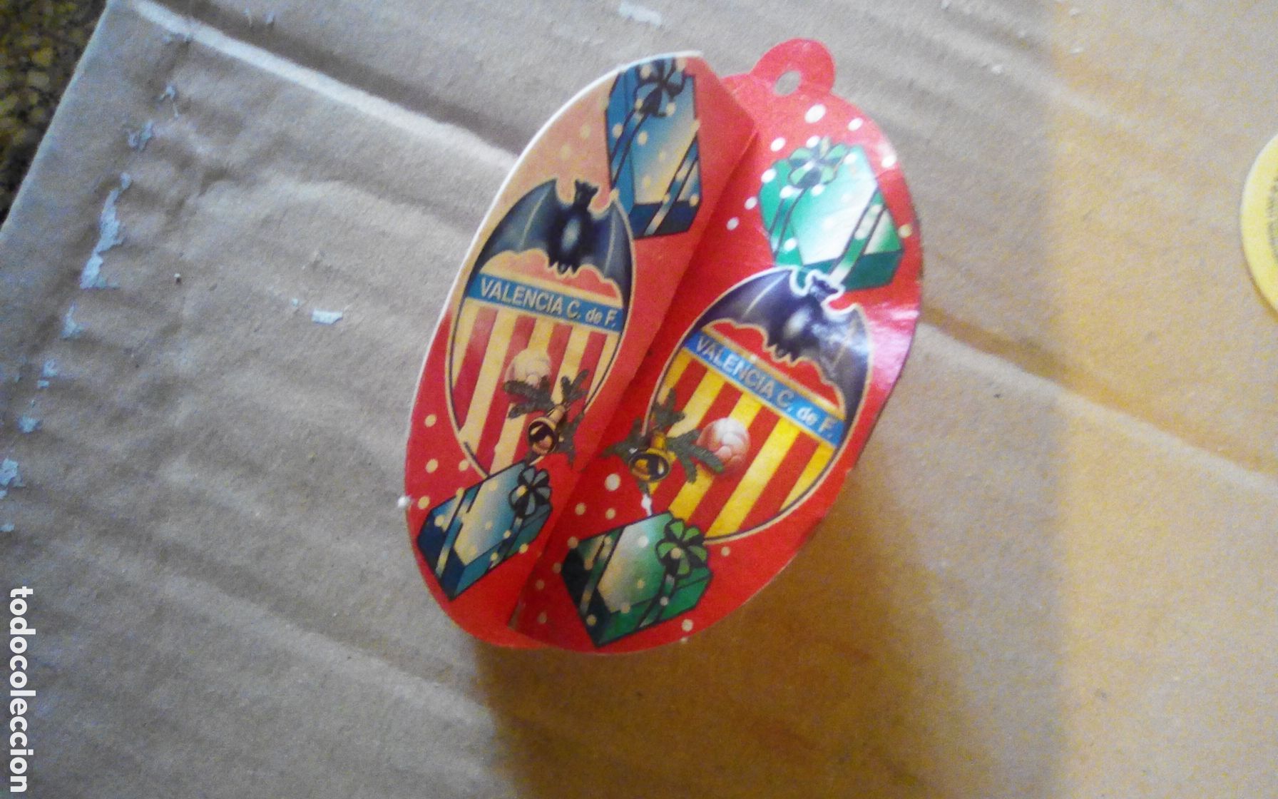 Coleccionismo deportivo: Valencia C. F.. Guirnalda colgante para &aacute;rbol navidad. Mide 9 cm. son dos piezas entrelazadas cart&oacute;n