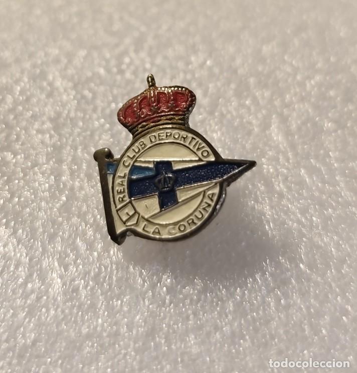 Coleccionismo deportivo: ANTIGUA INSIGNIA FUTBOL DE AGUJA ALFILER DEPORTIVO DE LA CORU&Ntilde;A DEPOR #2