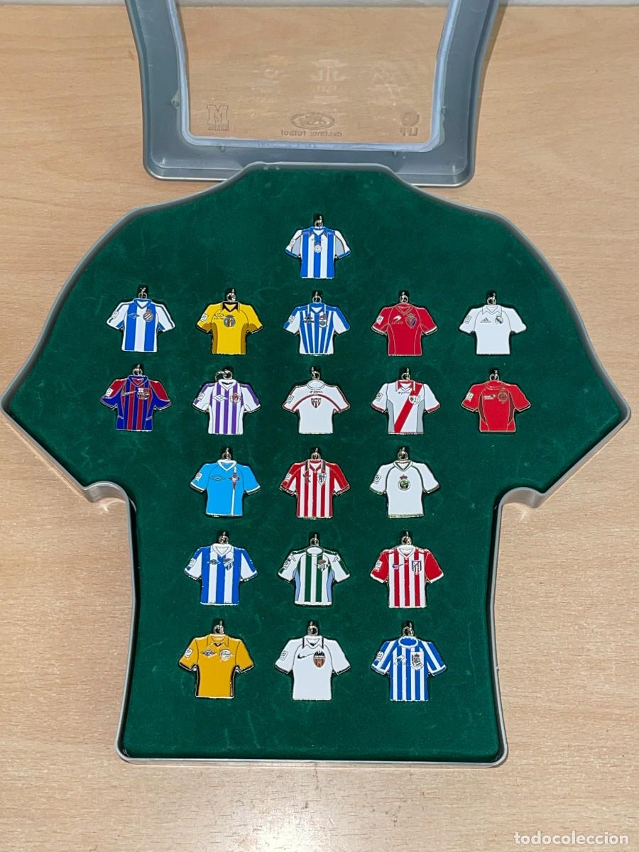 Coleccionismo deportivo: Colecci&oacute;n Camisetas Liga 02/03 Llaveros Esmaltados Equipaciones Oficiales LFP Marca real madrid