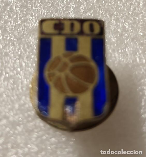 Coleccionismo deportivo: ANTIGUA INSIGNIA FUTBOL OJAL CLUB DEPORTIVO OVIEDO ASTURIAS #4