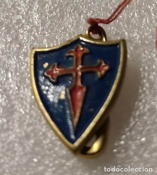 Coleccionismo deportivo: ANTIGUA INSIGNIA FUTBOL AGUJA IMPERDIBLE SANTIAGO COMPOSTELA #5