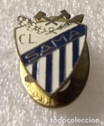 Coleccionismo deportivo: ANTIGUA INSIGNIA FUTBOL OJAL SAMA LANGREO LANGREANO ASTURIAS #6