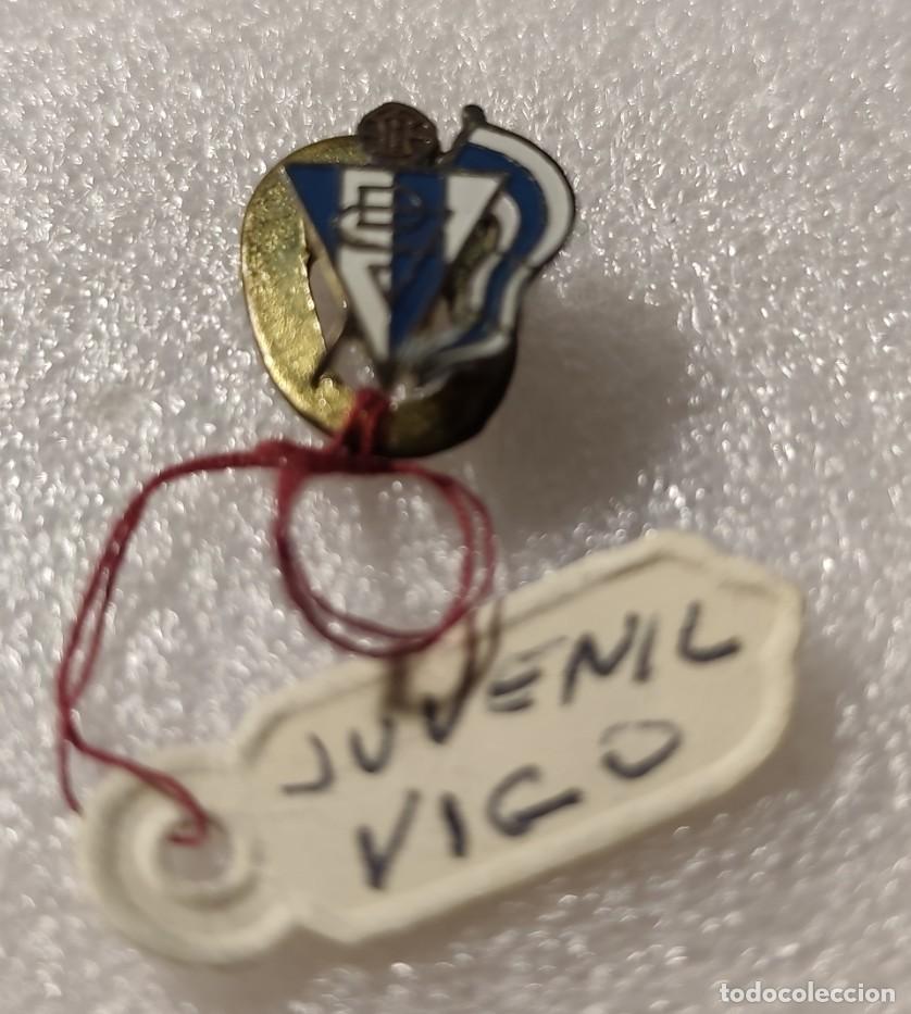 Coleccionismo deportivo: ANTIGUA INSIGNIA SOLAPA FUTBOL JUVENIL VIGO #10