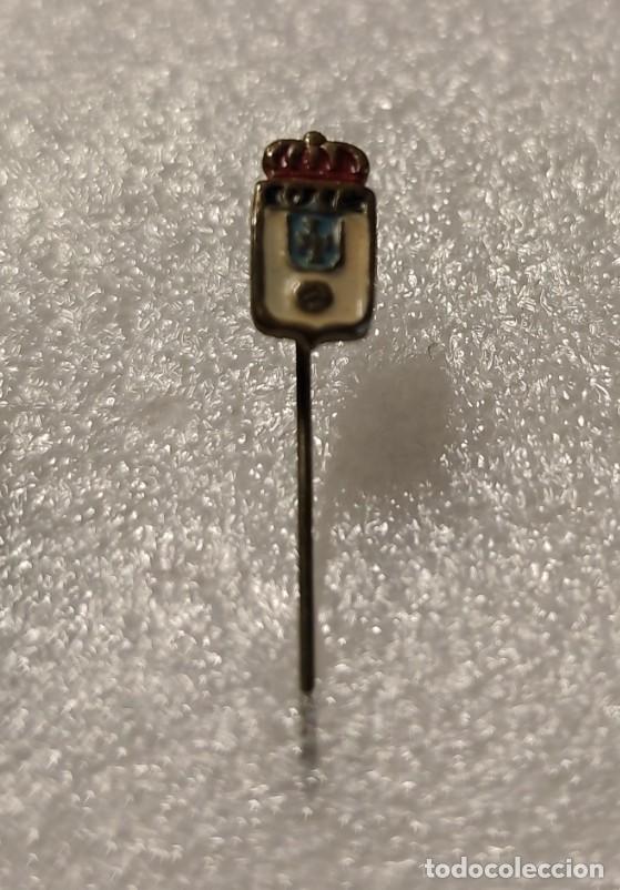 Coleccionismo deportivo: ANTIGUA INSIGNIA AGUJA ALFILER FUTBOL REAL OVIEDO #12