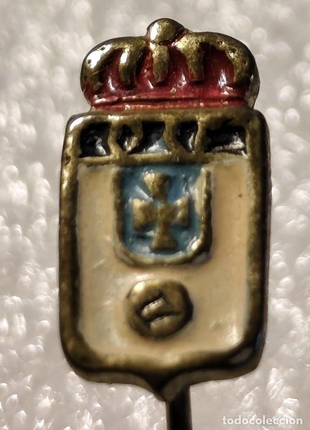 Coleccionismo deportivo: ANTIGUA INSIGNIA AGUJA ALFILER FUTBOL REAL OVIEDO #12