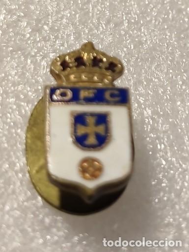 Coleccionismo deportivo: ANTIGUA INSIGNIA OJAL FUTBOL REAL OVIEDO OFC A&Ntilde;OS 20 #13