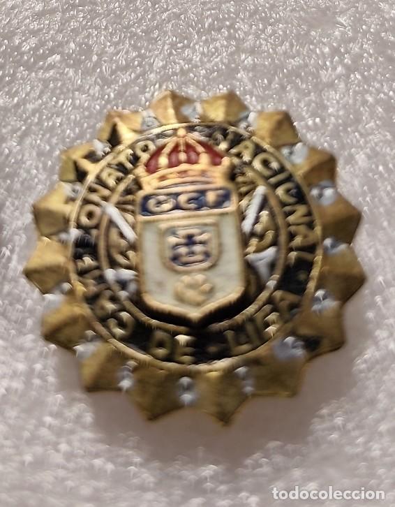 Coleccionismo deportivo: ANTIGUA INSIGNIA OJAL FUTBOL REAL OVIEDO OCF A&Ntilde;OS 40 CAMPEONATO NACIONAL DE LIGA #15
