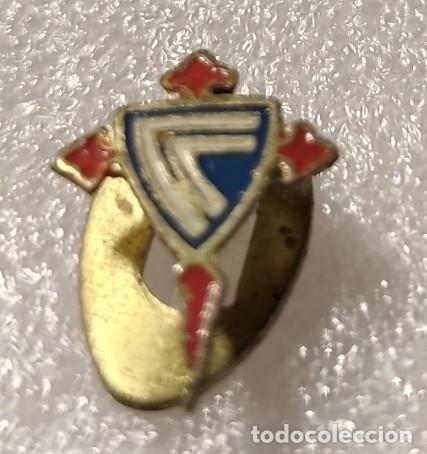 Coleccionismo deportivo: ANTIGUA INSIGNIA SOLAPA FUTBOL CELTA DE VIGO #17
