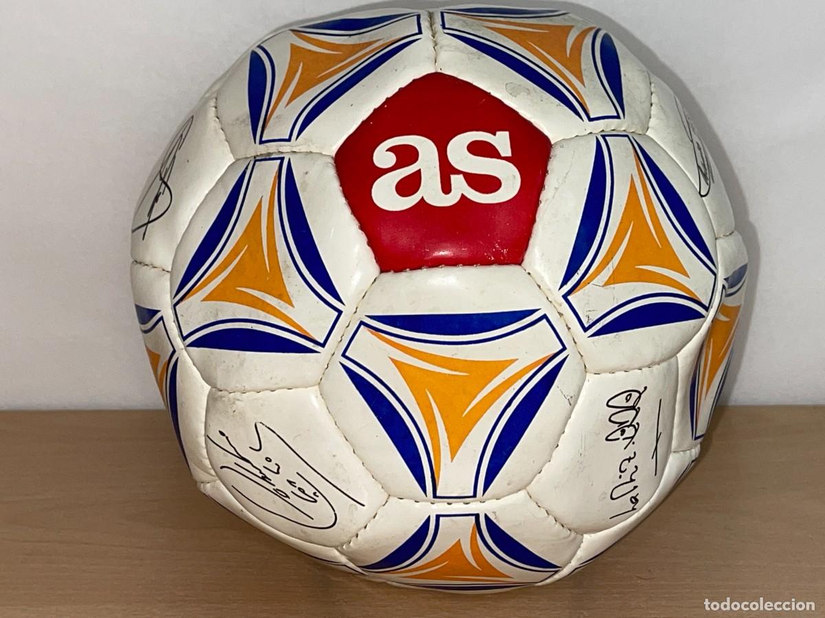 Coleccionismo deportivo: Bal&oacute;n AS con FIRMAS serigrafiadas de los Ases del REAL MADRID a&ntilde;o 2000 Ra&uacute;l Butrague&ntilde;o Di Stefano...