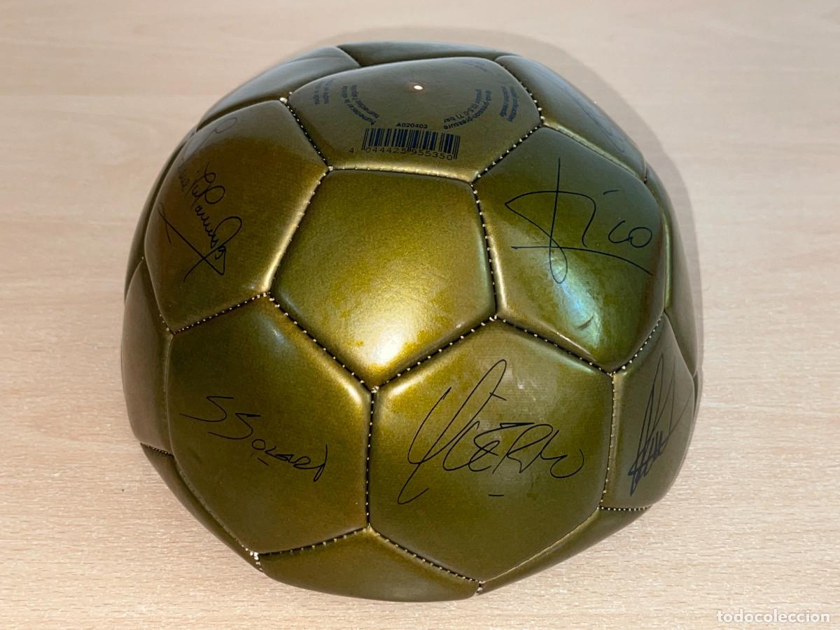 Coleccionismo deportivo: Bal&oacute;n Dorado con Escudo REAL MADRID con firmas serigrafiadas Ra&uacute;l Hierro Sanchis RM Ref. A020403