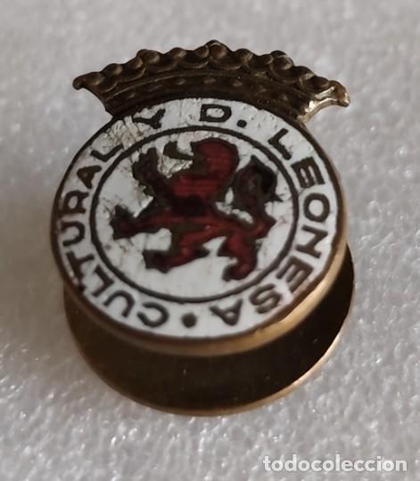 Coleccionismo deportivo: ANTIGUA INSIGNIA OJAL FUTBOL CULTURAL Y DEPORTIVA LEONESA Ind&uacute;strias Ega&ntilde;a, Motrico Guipuzcoa #28