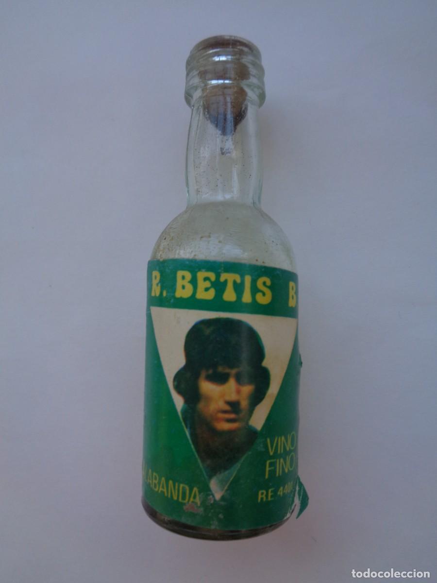 Coleccionismo deportivo: REAL BETIS BALOMPI&Eacute; : PEQUE&Ntilde;A BOTELLITA CON FOTO DE ALABANDA , A&Ntilde;OS 70