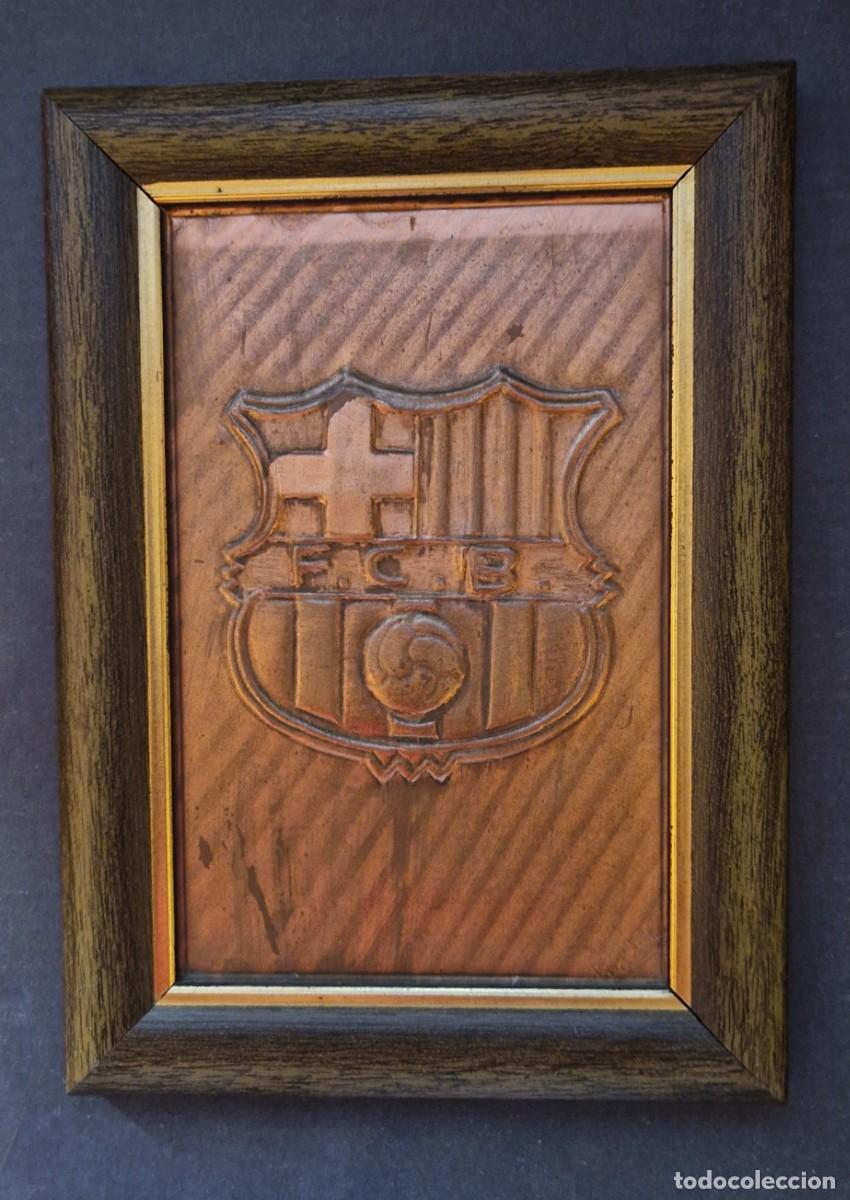 Coleccionismo deportivo: Cuadro escudo FC Barcelona, Bar&ccedil;a. Hecho a mano artesanalmente. Mide 13,5 x18,5 cm. Muy original.