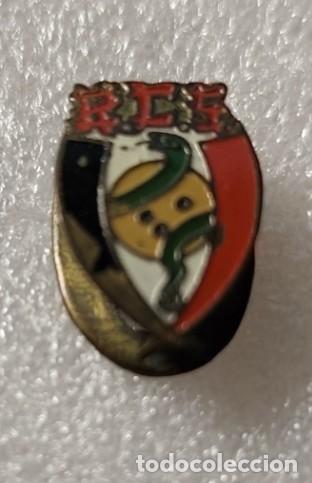 Coleccionismo deportivo: ANTIGUA INSIGNIA OJAL MARCA SENIOR BARCELONA- BOLOS ?? #34