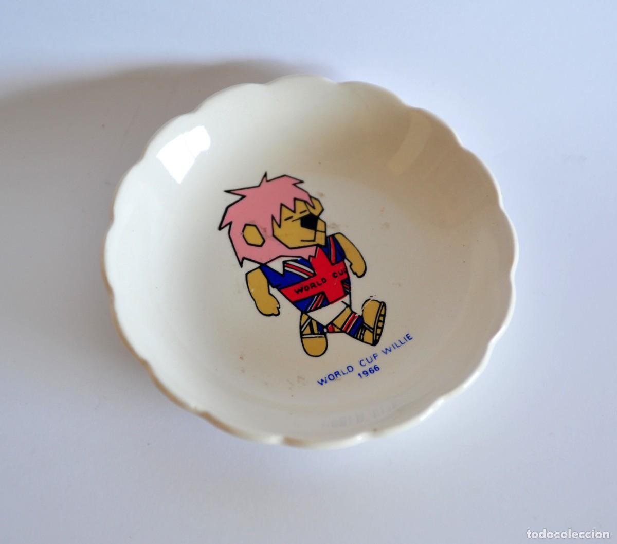 Coleccionismo deportivo: Platillo o cenicero vintage de porcelana o cer&aacute;mica. Football World Cup Willie 1966. F&uacute;tbol Copa