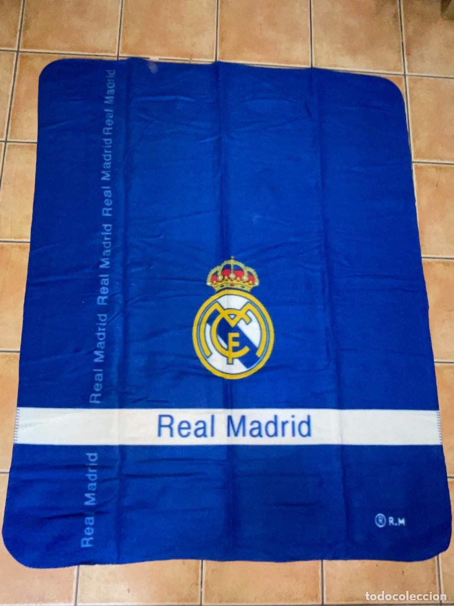 Coleccionismo deportivo: REAL MADRID Manta polar con Escudo Real Madrid y funda para viaje 160x130 cm. RM bernab&eacute;u