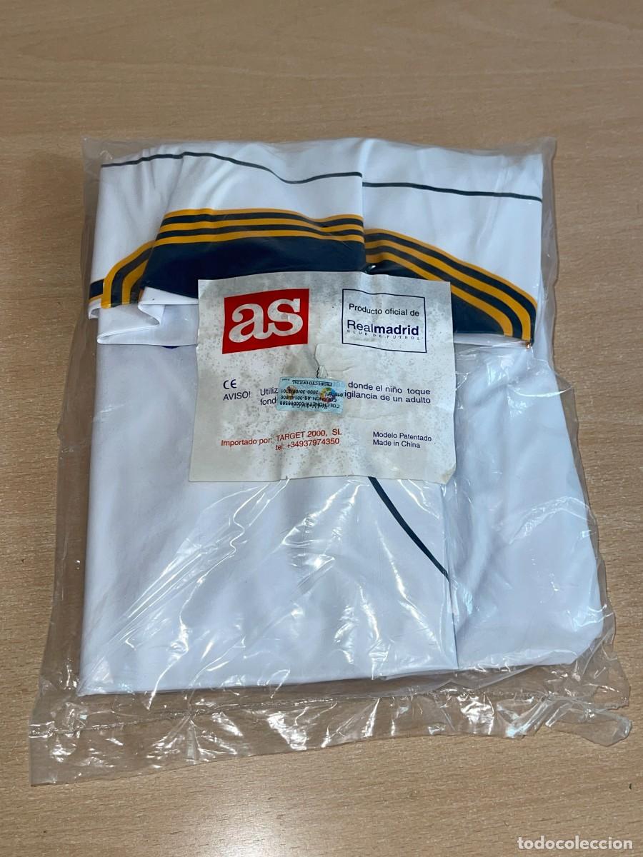Coleccionismo deportivo: REAL MADRID Producto Oficial Colchoneta inflable con forma camiseta RM diario AS a estrenar piscina