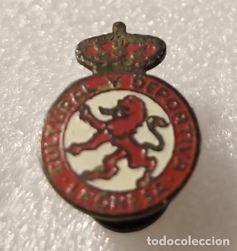 Coleccionismo deportivo: ANTIGUA INSIGNIA ESCUDO FUTBOL OJAL CULTURAL Y DEPORTIVA LEONESA #38