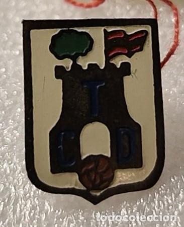 Coleccionismo deportivo: ANTIGUA INSIGNIA ESCUDO FUTBOL AGUJA TALAVERA CF A&Ntilde;OS 40 #39