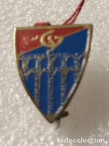 Coleccionismo deportivo: ANTIGUA INSIGNIA ESCUDO FUTBOL AGUJA GIMNASTICA SEGOVIANA #40