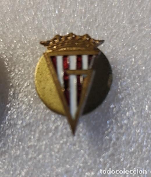 Coleccionismo deportivo: ANTIGUA INSIGNIA ESCUDO FUTBOL OJAL SPORTING GIJON A&Ntilde;OS 40 #42