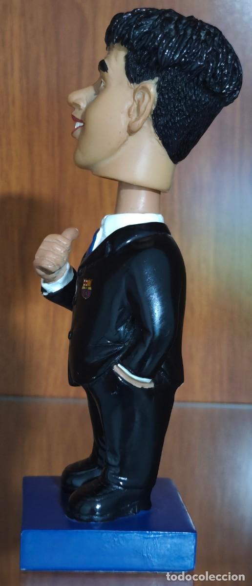Coleccionismo deportivo: FIGURA CON CABEZA BASCULANTE DEL ENTRENADOR DEL FC BARCELONA RIJKAARD &middot; Peso: 455 gramos