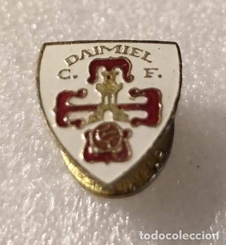Sports collectibles: ANTIGUA INSIGNIA OJAL ESCUDO FUTBOL DAIMIEL CLUB FUTBOL CIUDAD REAL #49