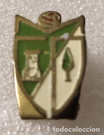 Coleccionismo deportivo: ANTIGUA INSIGNIA OJAL ESCUDO FUTBOL MEQUINENZA CLUB DEPORTIVO ZARAGOZA MARCA PUJOL #54