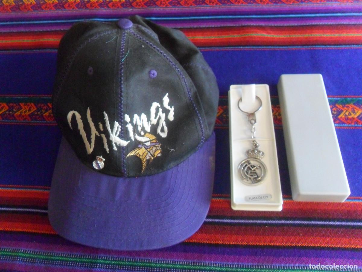 Coleccionismo deportivo: ESCUDO REAL MADRID LLAVERO PLATA DE LEY EN ESTUCHE. REGALO GORRA VIKINGS CON ALFILER. A&Ntilde;OS 90.