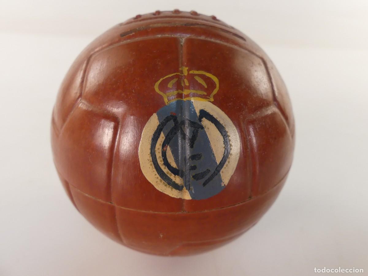 Collectionnisme sportif: HUCHA FORMA DE BALON DE FUTBOL CON ESCUDO DE REAL MADRID