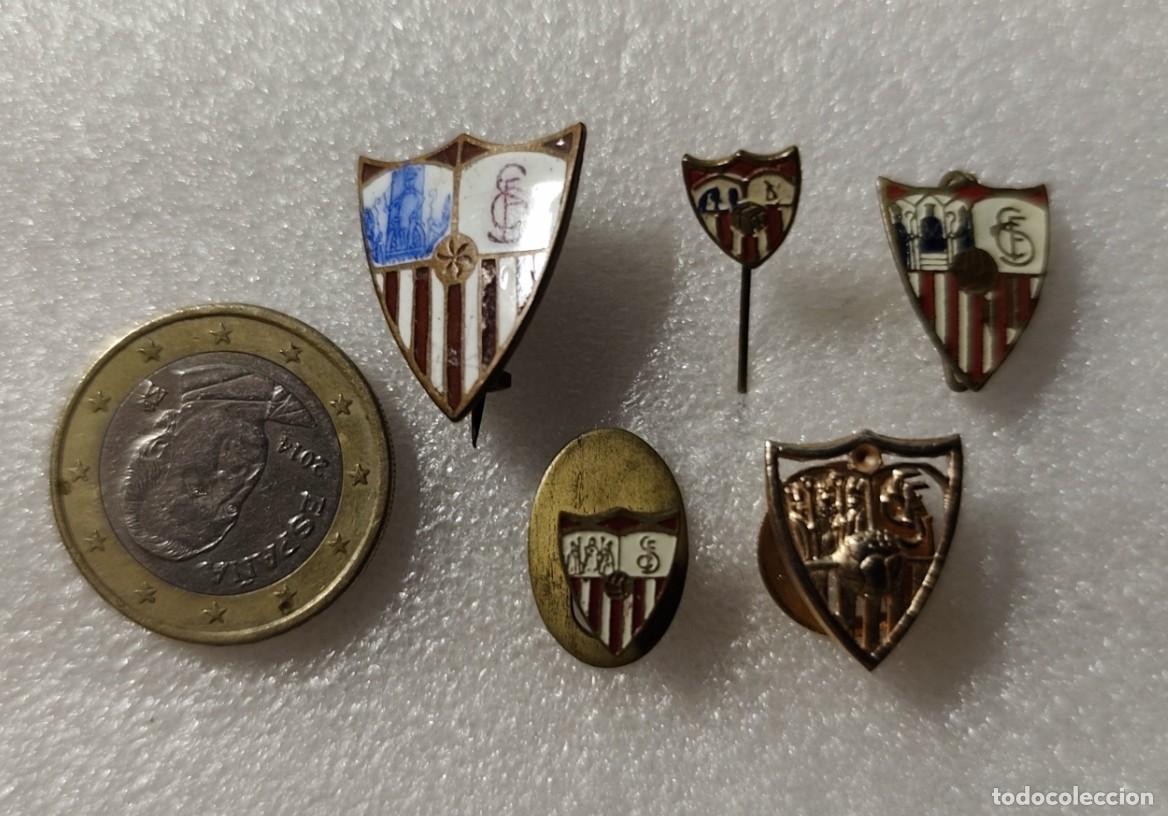 Collezionismo sportivo: LOTE 5 INSIGNIAS ANTIGUAS OJAL AGUJA IMPERDIBLE ESCUDO FUTBOL SEVILLA FC #64