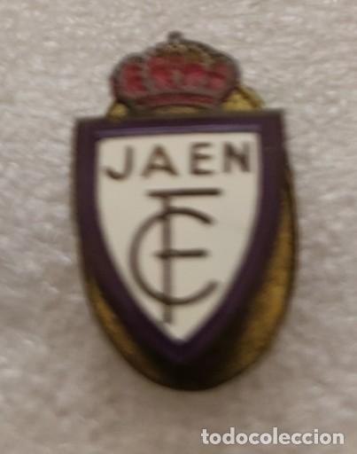 Coleccionismo deportivo: ANTIGUA INSIGNIA A&Ntilde;OS 40-50 OJAL ESCUDO FUTBOL JAEN CF #65