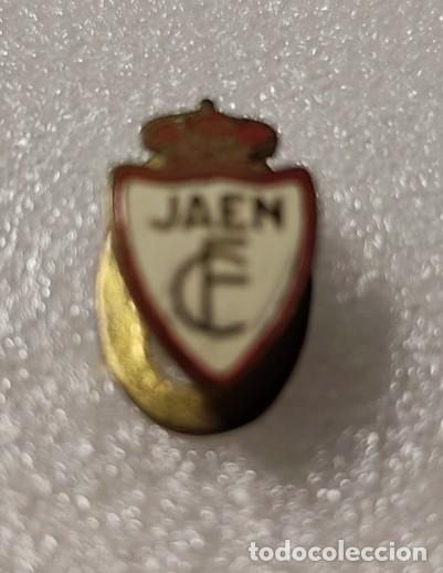 Coleccionismo deportivo: ANTIGUA INSIGNIA A&Ntilde;OS 40-50 OJAL ESCUDO FUTBOL JAEN CF MARCA SENIOR #66