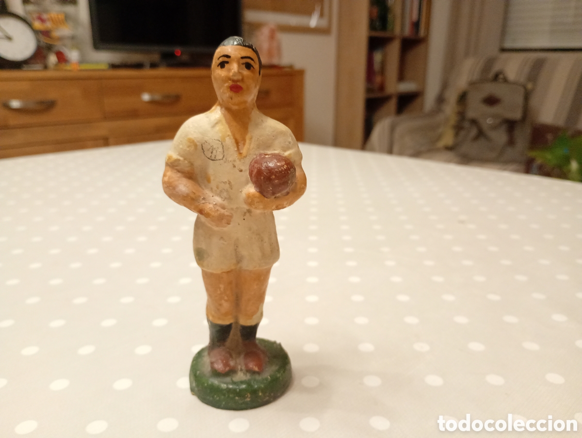 Coleccionismo deportivo: Figura de un jugador de f&uacute;tbol en terracota - cer&aacute;mica. 14cm alto &iquest;A&ntilde;os 20-30?