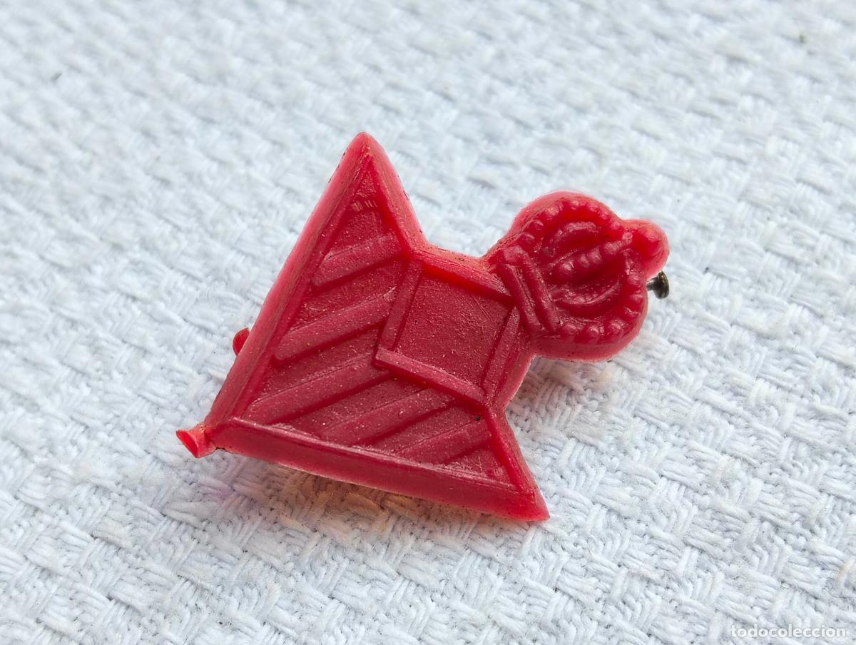 Sammelleidenschaft Sport: Broche vintage color rojo equipo de f&uacute;tbol espa&ntilde;ol deportivo u otro pl&aacute;stico a&ntilde;os 70-80