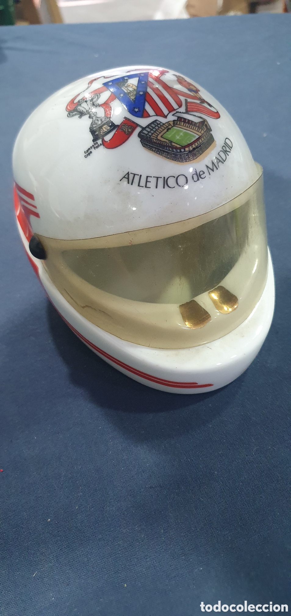 Coleccionismo deportivo: Raro casco Atl&eacute;tico de Madrid. Porcelana. Cenicero. (L120)