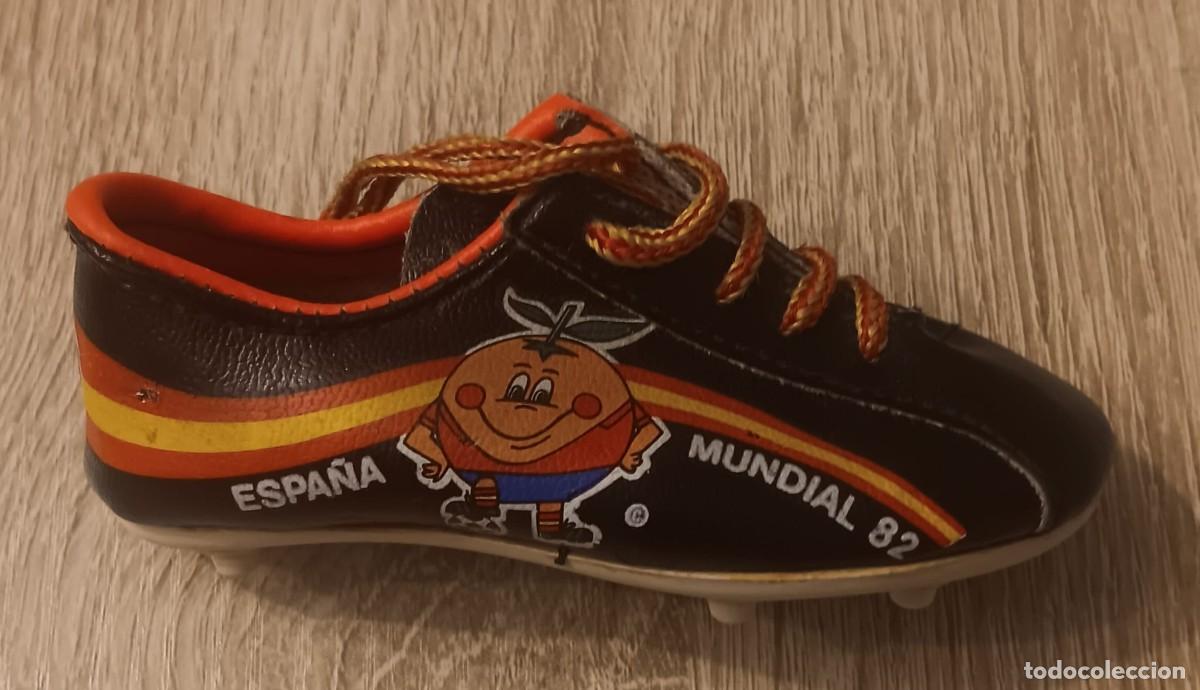 Coleccionismo deportivo: BOTA MINIATURA DE FUTBOL DE NARANJITO MUNDIAL ESPA&Ntilde;A 82