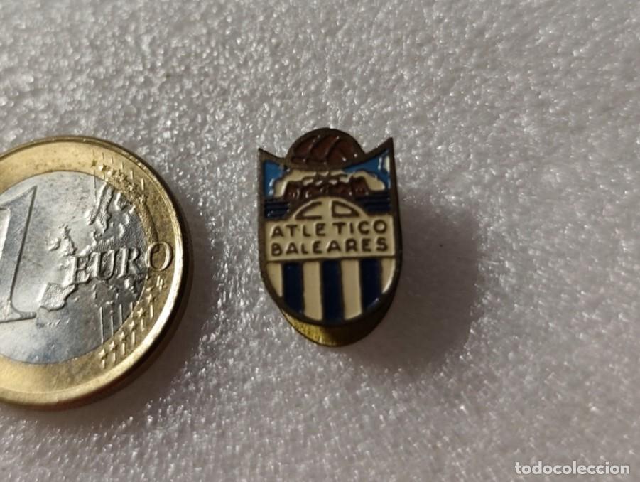Collectionnisme sportif: ANTIGUA INSIGNIA ESCUDO CLUB FUTBOL OJAL CLUB DEPORTIVO ATLETICO BALEARES A&Ntilde;OS 40-50 #67