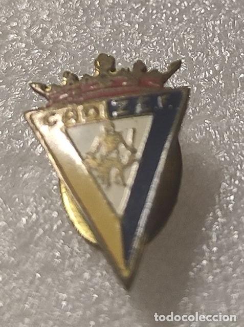 Sports collectibles: ANTIGUA INSIGNIA ESCUDO CLUB FUTBOL OJAL CADIZ C.F. A&Ntilde;OS 40-50 #72