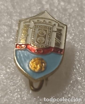 Coleccionismo deportivo: ANTIGUA INSIGNIA ESCUDO CLUB FUTBOL OJAL AGUJA U.D. MELILLA A&Ntilde;OS 40-50 #74