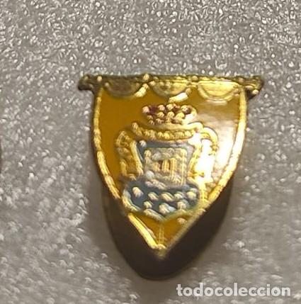 Sports collectibles: ANTIGUA INSIGNIA ESCUDO CLUB FUTBOL OJAL U.D. LAS PALMAS A&Ntilde;OS 40-50 #81