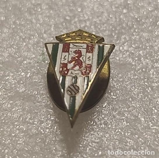 Sports collectibles: ANTIGUA INSIGNIA ESCUDO CLUB FUTBOL OJAL CORDOBA C.F. A&Ntilde;OS 50 #82
