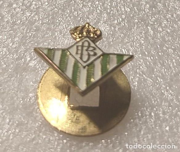 Sports collectibles: ANTIGUA INSIGNIA ESCUDO CLUB FUTBOL OJAL REAL BETIS A&Ntilde;OS 40 #84