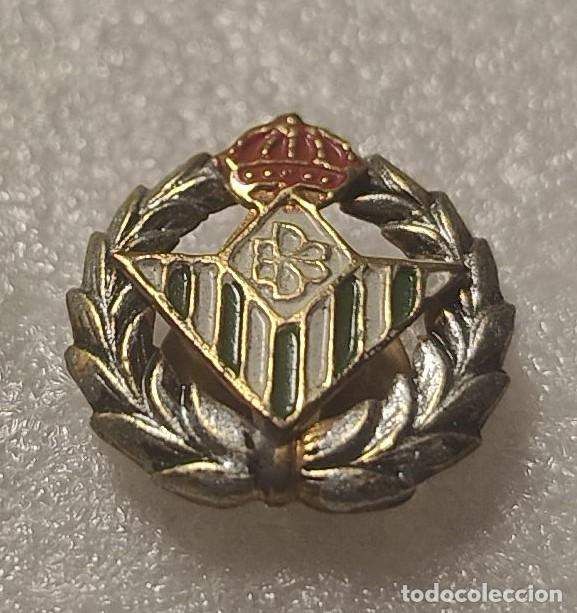 Sports collectibles: ANTIGUA INSIGNIA ESCUDO CLUB FUTBOL OJAL REAL BETIS A&Ntilde;OS 40-50 #85