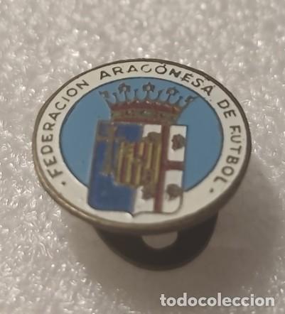Sports collectibles: ANTIGUA INSIGNIA ESCUDO CLUB FUTBOL OJAL FEDERACION ARAGONESA FUTBOL A&Ntilde;OS 40-50 #88