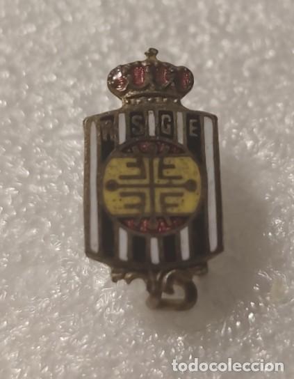 Coleccionismo deportivo: ANTIGUA INSIGNIA ESCUDO CLUB FUTBOL OJAL Real Sociedad Gimn&aacute;stica Espa&ntilde;ola Madrid A&Ntilde;OS 40-50 #90