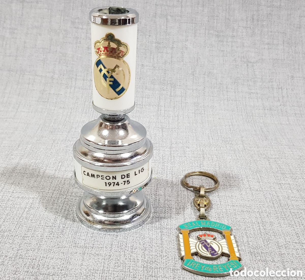 Sports collectibles: REAL MADRID FUNDA ENCENDEDOR MECHERO DE MESA CAMPE&Oacute;N DE LIGA 1974-75 + LLAVERO REY DE REYES