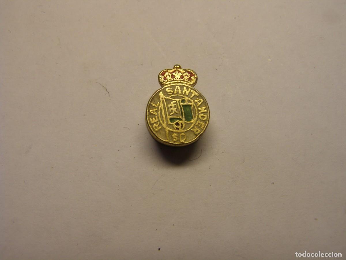 Coleccionismo deportivo: Insignia antigua de solapa del club de futbol Real Santander.