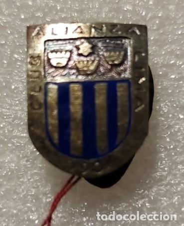 Coleccionismo deportivo: INSIGNIA ANTIGUA ESCUDO FUTBOL SOLAPA ALIANZA DE LIMA PERU A&Ntilde;OS 40-50 #25