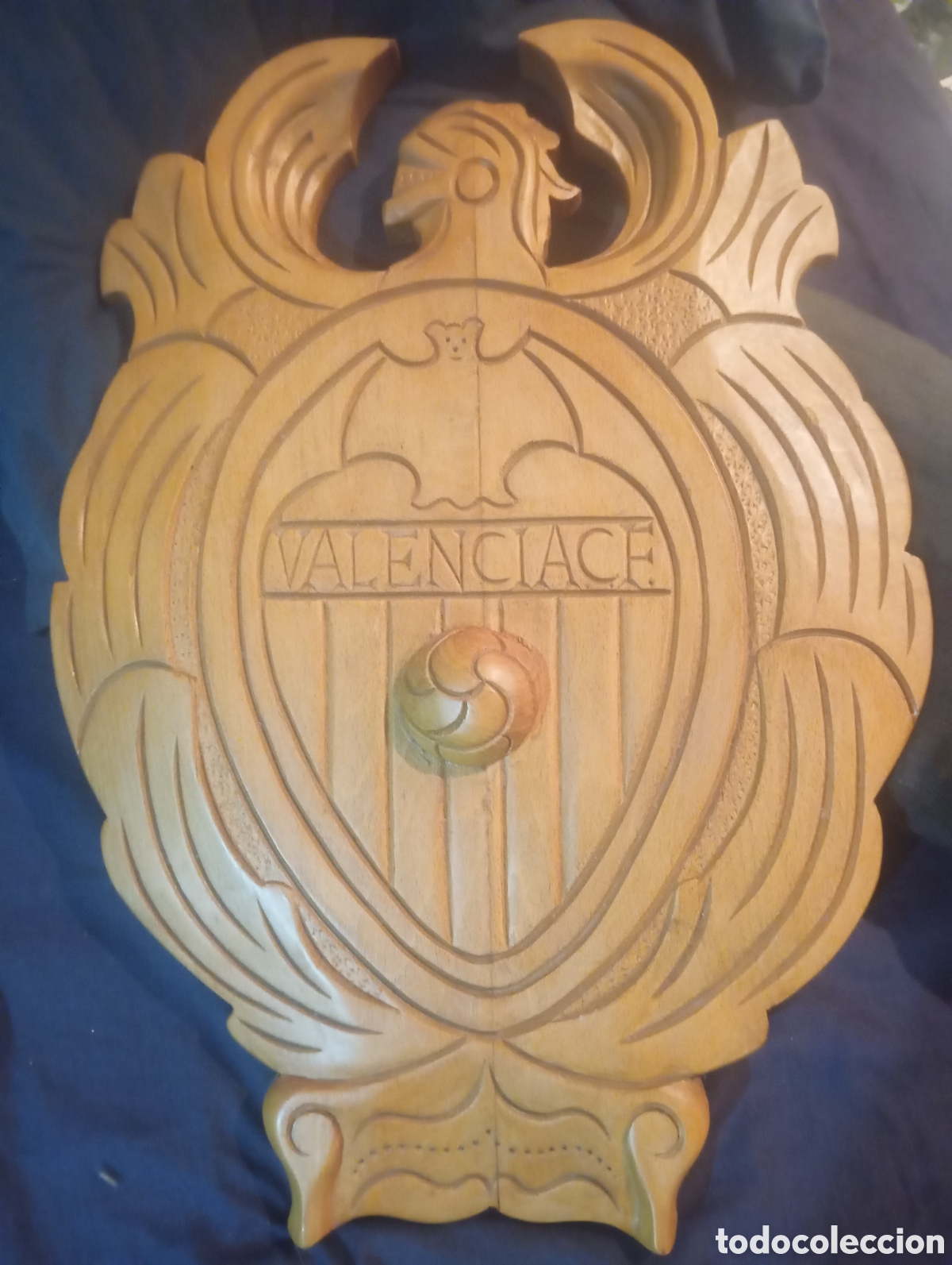 Coleccionismo deportivo: Gran Escudo VALENCIA C.F. Tallado en Madera de Pared Vintage - 52 x 39 cm - 2,5 Kilos - Artesanal